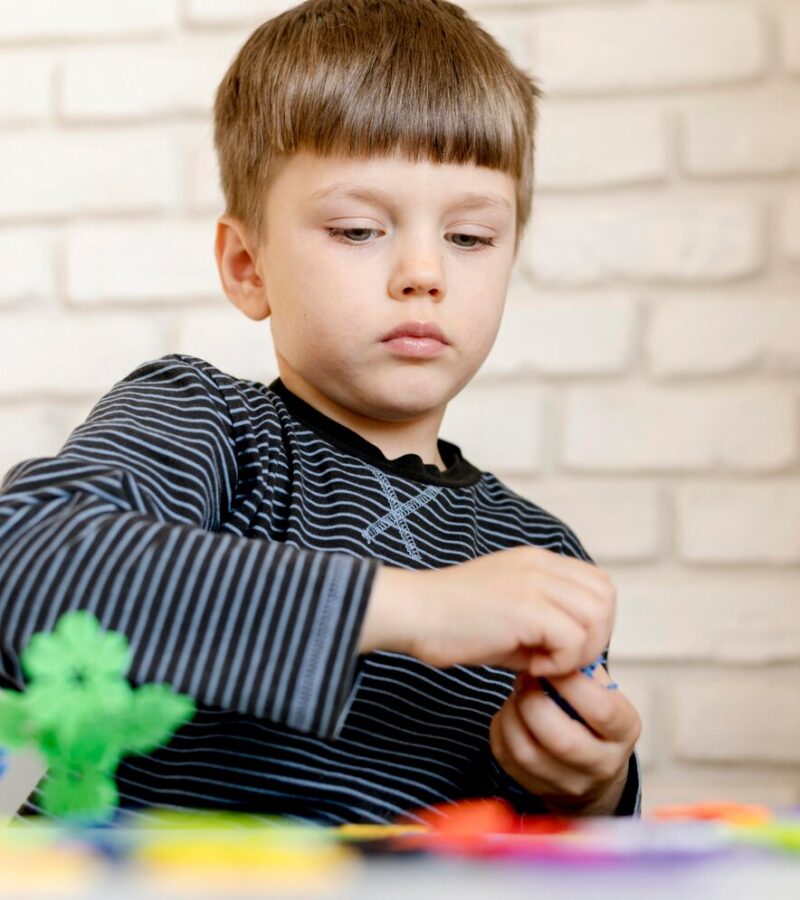 petit-enfant-jouant-interieur_23-2148551381